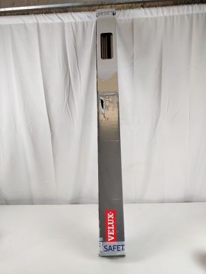 un tube de dentifrice posé sur une table à côté d'une brosse à dents