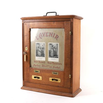 une armoire en bois avec des images sur la façade