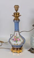Lot de (x2) anciennes lampes à pétrole en porcelaine, l'une … (photo 2)