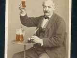 une vieille photo d'un homme tenant un verre de bière