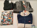 un tas de vêtements comprenant un gilet, un pantalon et un sac