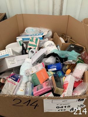 une boîte en carton remplie d'objets divers qui s'y trouvent