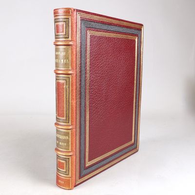 un livre rouge posé sur une table blanche