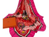 une écharpe rose ornée d'un motif rouge et noir