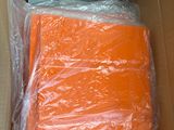 une boîte en carton remplie de feuilles de plastique orange