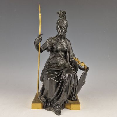 une statue antique en bronze représentant une femme tenant une lance et un bouclier
