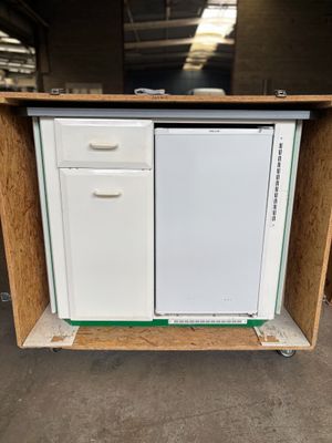 un îlot de cuisine équipé d'un évier et d'un lave-vaisselle