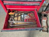 une boîte à outils rouge avec des outils sur le sol