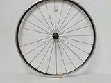une roue de vélo posée sur une surface blanche