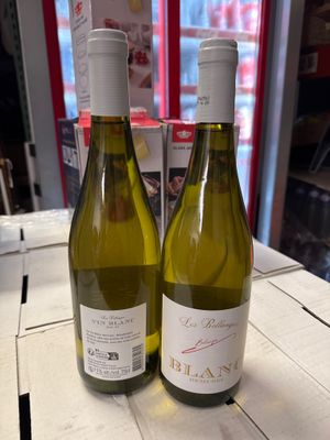 deux bouteilles de vin blanc posées sur une table