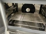 un four ouvert muni d'un ventilateur à l'intérieur