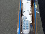 une personne à vélo avec un carton à l'arrière