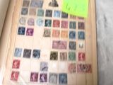 une photo d'une boîte de timbres sur laquelle est collé un post-it jaune