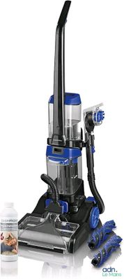 l'aspirateur est bleu et argenté, avec une poignée noire