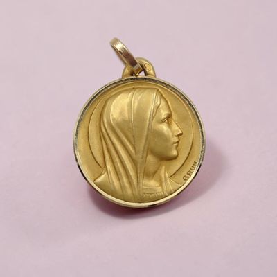 gros plan d'une pièce d'or portant un visage de femme