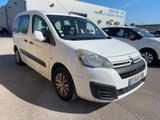 la camionnette blanche est garée dans le parking à côté d'autres voitures
