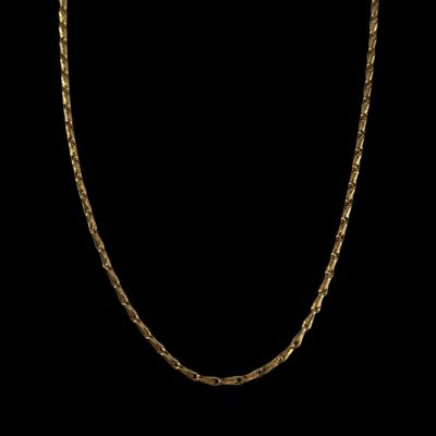 un collier à chaîne en or avec un maillon allongé sur fond noir