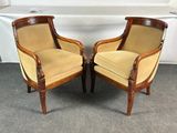 deux chaises en bois avec un revêtement beige, revêtement beige, revêtement beige, revêtement beige, revêtement beige, revêtement beige, revêtement beige, revêtement beige, revêtement beige