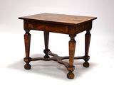 une petite table avec un plateau en bois sur fond blanc