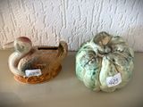 deux citrouilles en céramique posées l'une à côté de l'autre sur une table