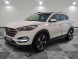 le 4x4 blanc est garé sur un carrelage à carreaux