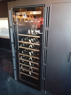 une cave à vin contenant de nombreuses bouteilles de vin