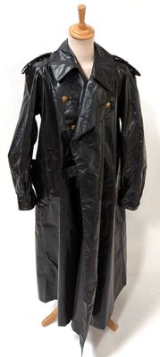 un trench-coat en cuir noir posé sur un mannequin, sur fond blanc