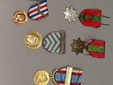 de nombreuses médailles et insignes posés sur une table