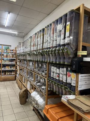 Cinq étagères en bois naturel avec déversoirs en plastique p…