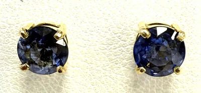 une paire de boucles d'oreilles en saphir bleu sur un fond blanc