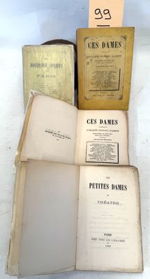 plusieurs vieux livres sont empilés sur une table