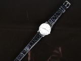 gros plan d'une montre sur une surface noire