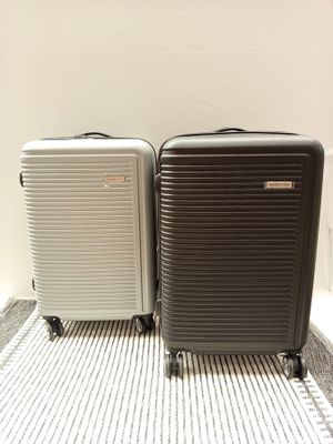 deux bagages posés l'un à côté de l'autre sur le sol