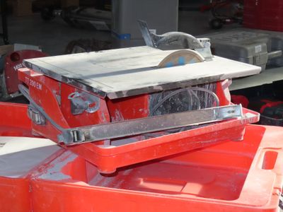 une machine posée sur une boîte rouge