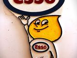 un panneau sur lequel est écrit « Esso » et qui représente un chat