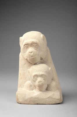 une statue de femme tenant un bébé dans ses bras