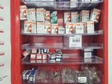 une vitrine rouge remplie d'articles dans un magasin