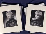 deux photos en noir et blanc d'une femme en robe noire