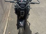 une moto noire garée sur le bord de la rue