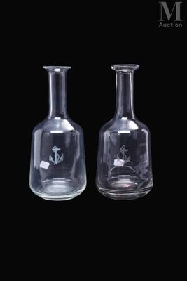 deux vases en verre transparent posés côte à côte sur un fond noir