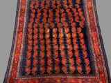 un tapis rouge et bleu sur fond gris