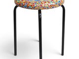 une image représentant un tabouret orné d'un motif coloré