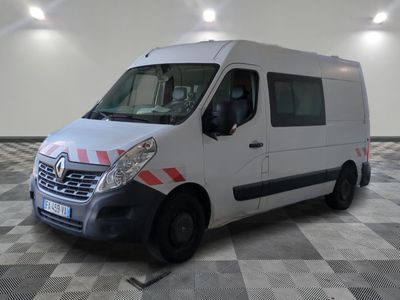 la photo d'une camionnette blanche garée dans un garage