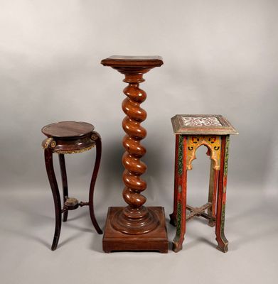trois meubles, à savoir une table, un tabouret et une table d'appoint