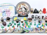 un grand nombre de jouets posés sur une table