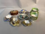 de nombreuses tasses et soucoupes posées sur une table