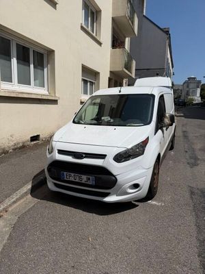 une camionnette blanche garée sur le côté de la rue