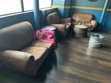 un salon avec deux canapés et une table basse