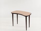 une image représentant une petite table en bois au plateau incurvé
