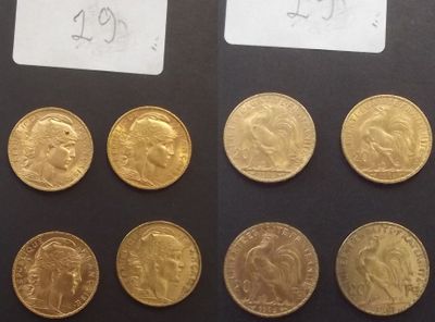 Il y a quelques pièces d'or sur une table, accompagnées d'une étiquette indiquant leur prix